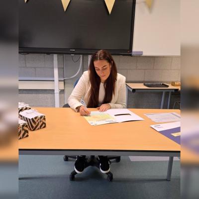 carlijn-ondertekend-haar-diploma-15-04-2025.jpeg