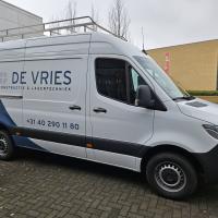 Nieuwe belettering bestelbussen