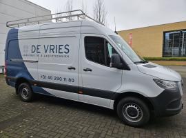 Nieuwe belettering bestelbussen