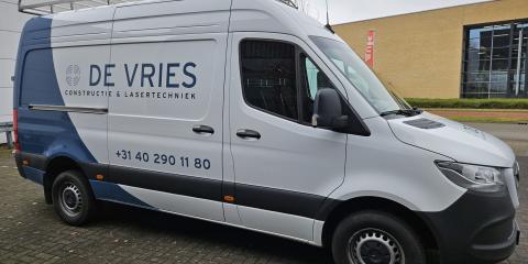 Nieuwe belettering bestelbussen